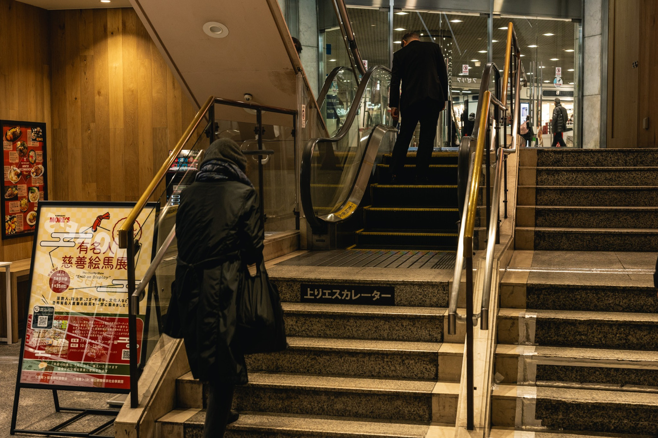 Five ordinary stairs leading to the five moving steps of the Petitcalator inside Kawasaki More’s in Kawasaki.