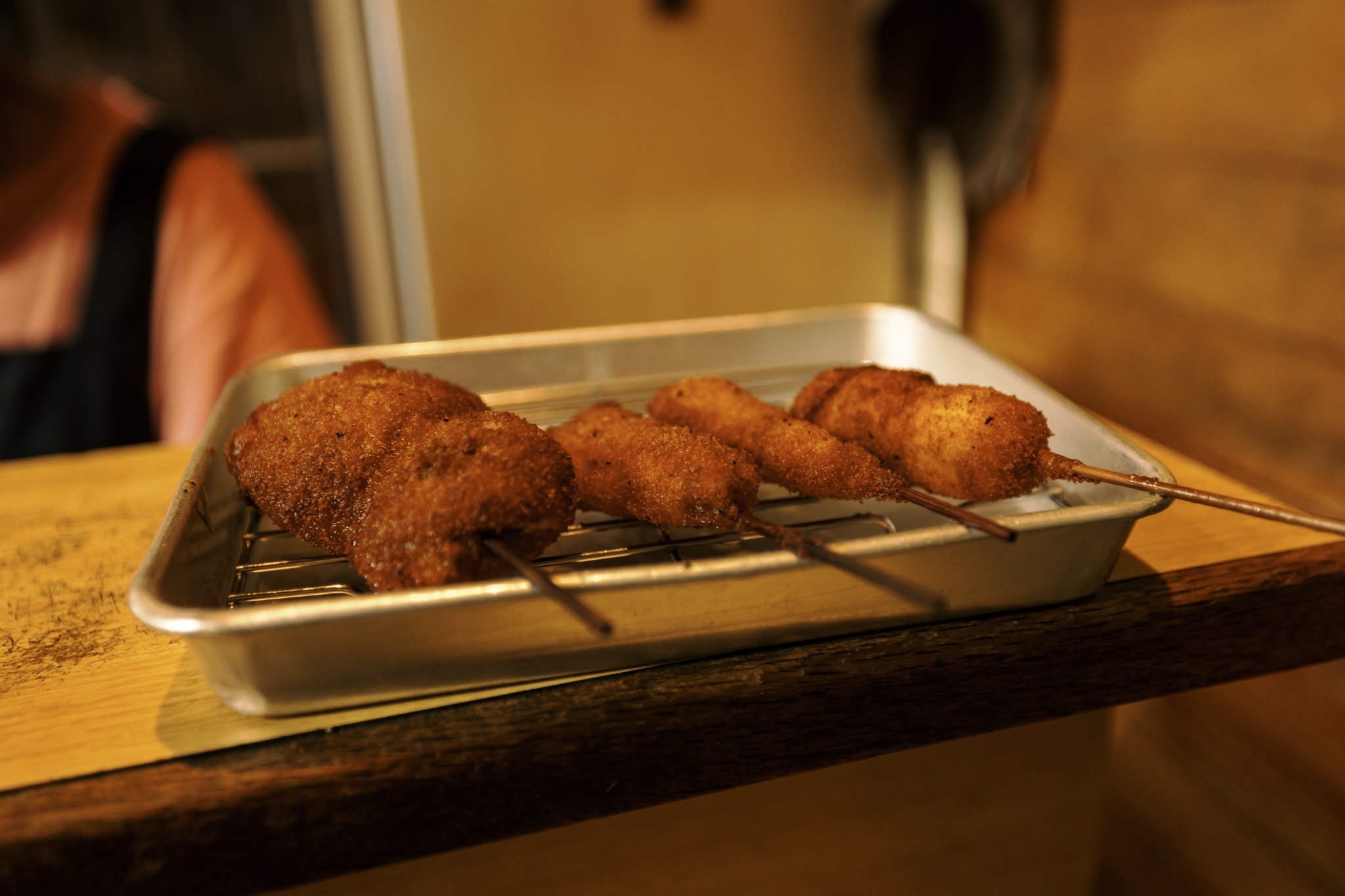 Freshly fried kushikatsu skewers served on a metal tray at Kikuya in Osaka’s Shinsekai.