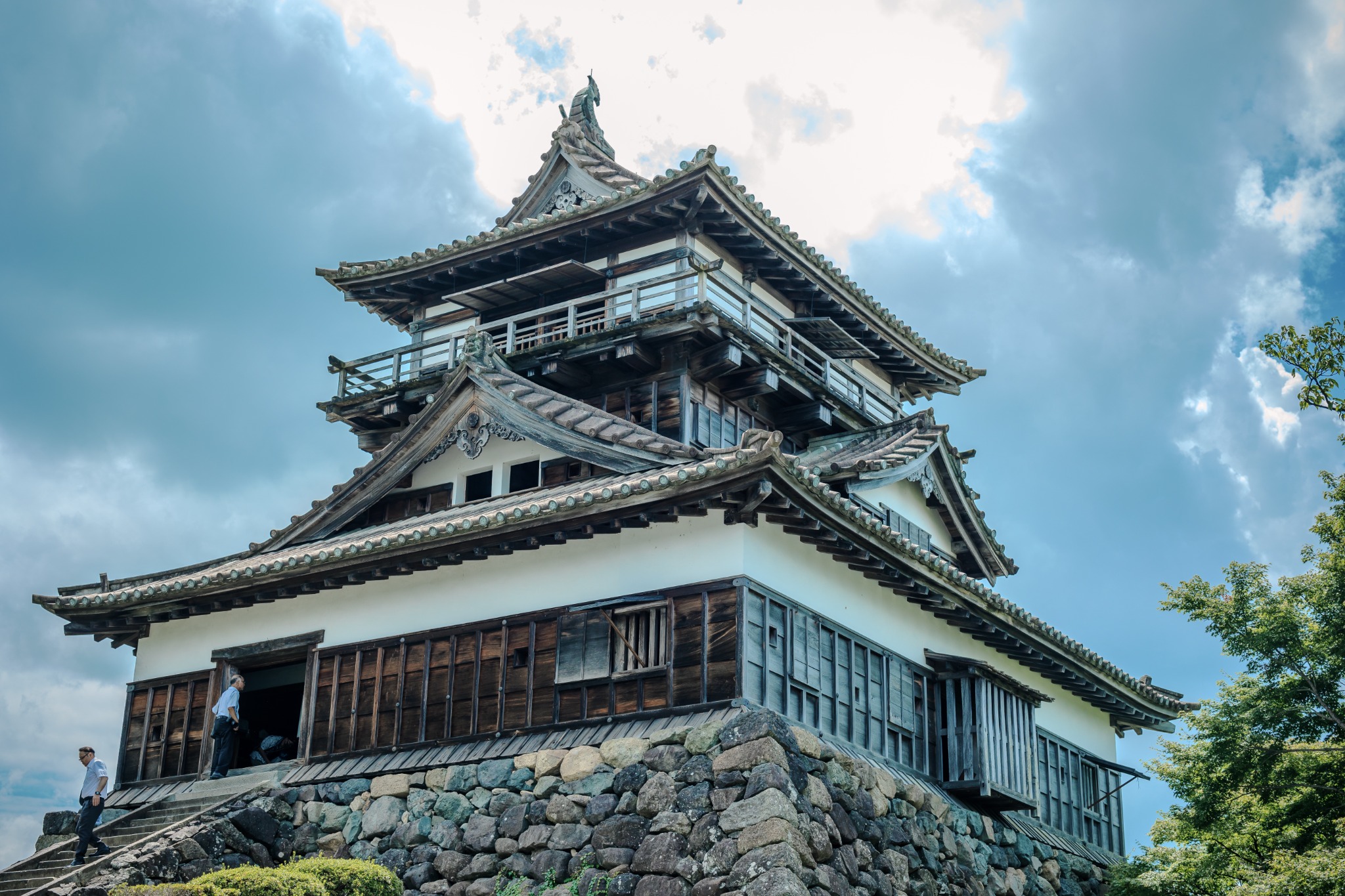 Maruoka Castle’s wooden keep with white plaster walls and stone base.