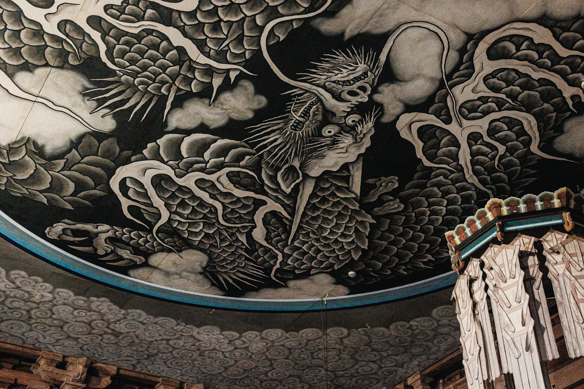 A close view of Koizumi Junsaku’s dragon painted across the Dharma Hall ceiling at Kenchōji Temple in Kamakura.